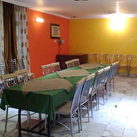 Hotel Kanishka Kanpur Esterno foto