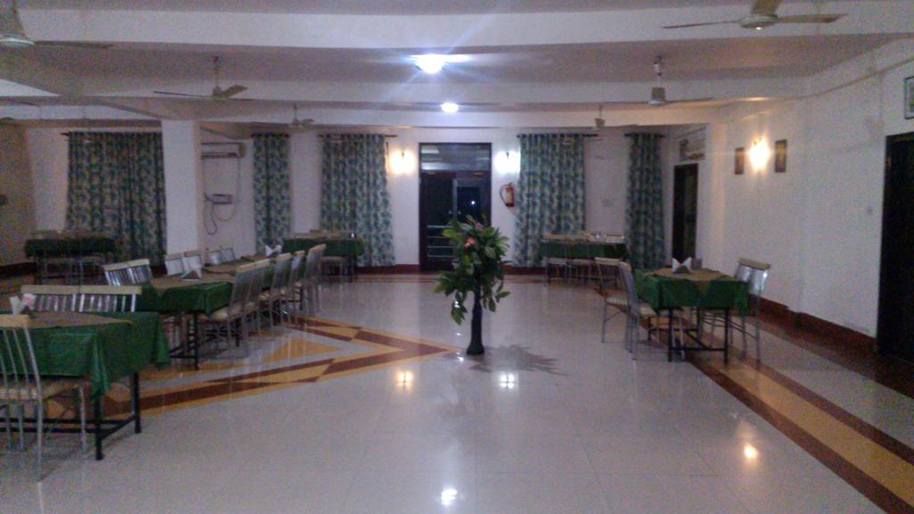 Hotel Kanishka Kanpur Esterno foto