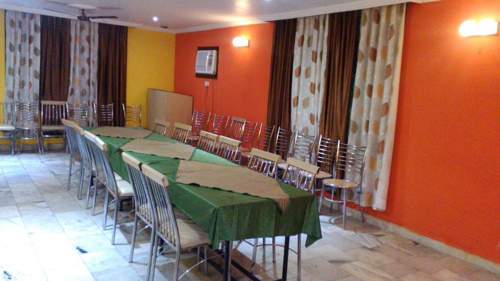 Hotel Kanishka Kanpur Esterno foto